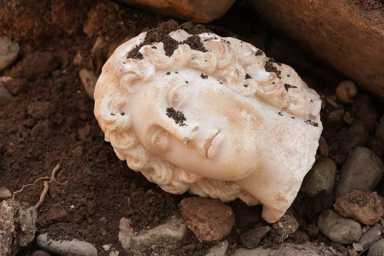 Düzce'deki antik tiyatroda Büyük İskender'e ait heykel başı bulundu