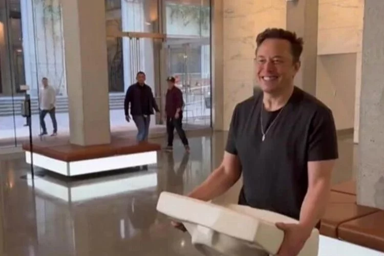 Elon Musk Twitter binasına elinde lavaboyla girdi
