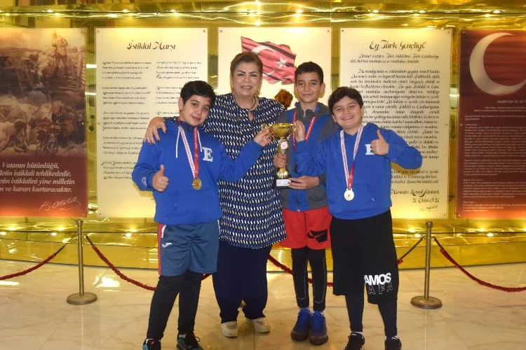 Emine Örnek öğrencileri teniste Bursa Şampiyonu