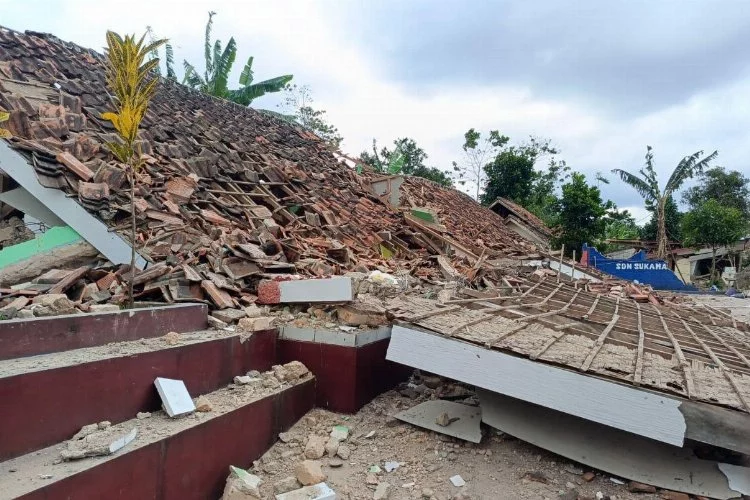 Endonezya'daki depremde can kaybı 162’ye yükseldi