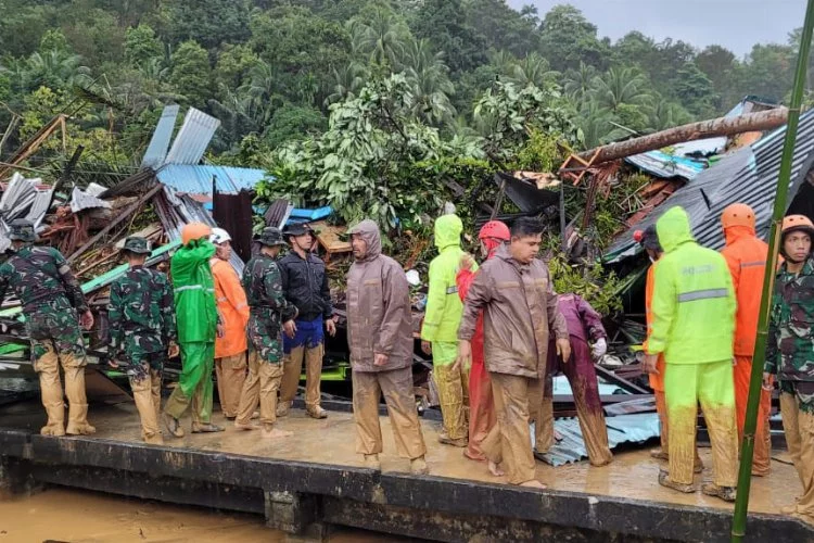 Endonezya'daki toprak kaymasında can kaybı 21'e yükseldi