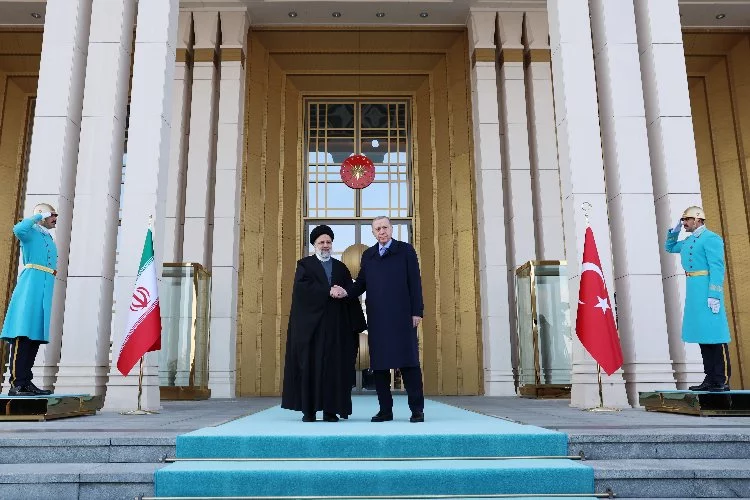 Erdoğan, İran Cumhurbaşkanı Reisi'yi resmi törenle karşıladı
