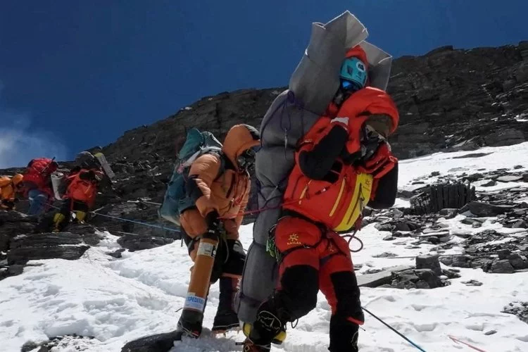 Everest Dağı’nda mahsur kalan dağcı son anda kurtarıldı