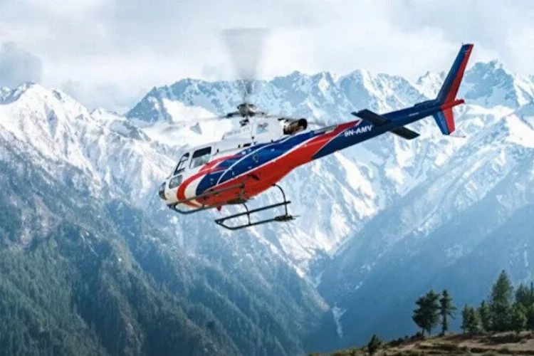 Everest Dağı'ndan dönen helikopter düştü: 6 ölü