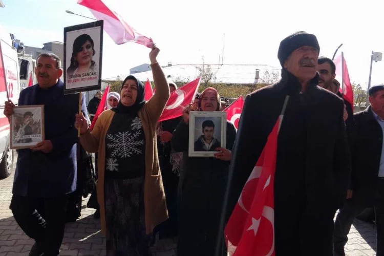 Evlat nöbetindeki anne: “HDP ve PKK ile yüreklerimizle savaşıyoruz”