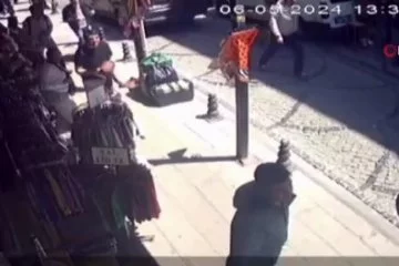 Fatih’te kendisinden alışveriş yapmayan turisti bıçaklayıp kaçtı: O anlar kamerada