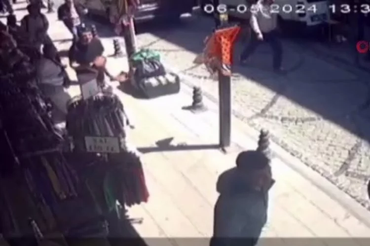 Fatih’te kendisinden alışveriş yapmayan turisti bıçaklayıp kaçtı: O anlar kamerada
