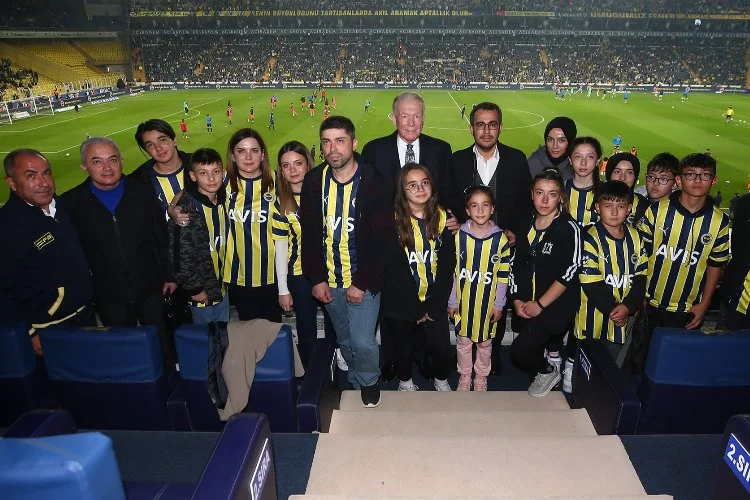 Fenerbahçe, yaralı madencilerin çocuklarını tribünde ağırladı