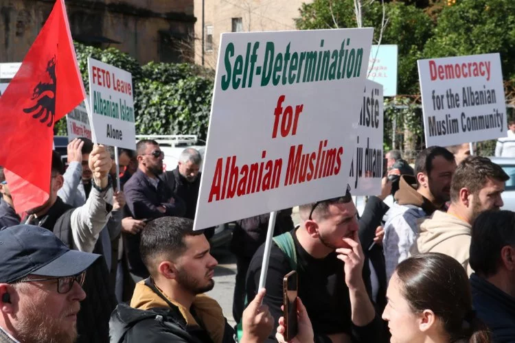 FETÖ tarafından yönetilen Arnavutluk İslam Birliği protesto edildi