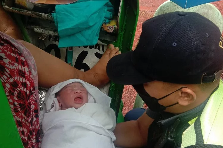 Filipinler’de hastaneye yetişemeyen kadın Tuk-Tuk’ta doğum yaptı