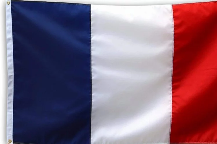 Fransa bayrağının rengi değişiyor