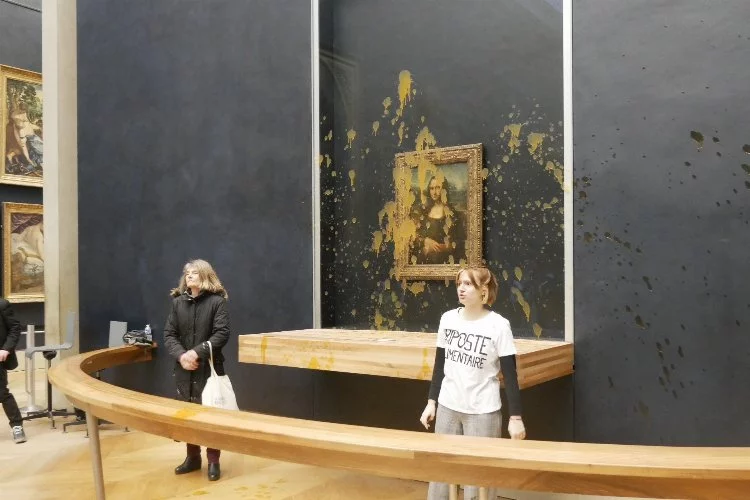 Fransa’da aktivistler Mona Lisa tablosuna çorba fırlattı