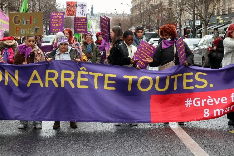 Fransa'da binlerce kişi cinsiyet ayrımcılığını protesto etti