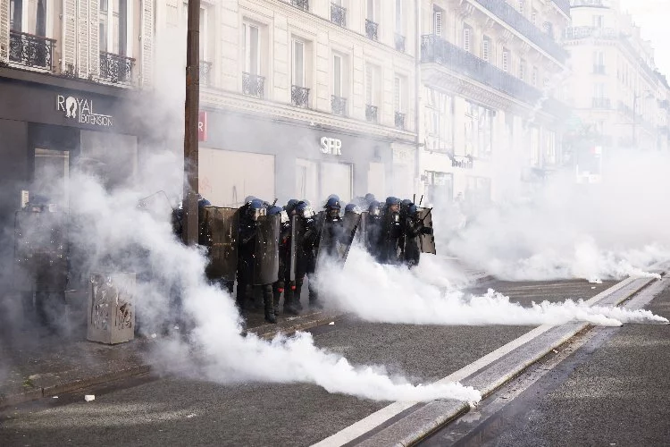 Fransa'da emeklilik reformuna karşı gösteriler sürüyor