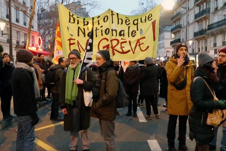 Fransa'da emeklilik yaşının yükseltilmesine karşı protesto