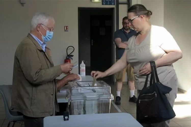 Fransa’da halk, milletvekili seçimleri için sandık başında