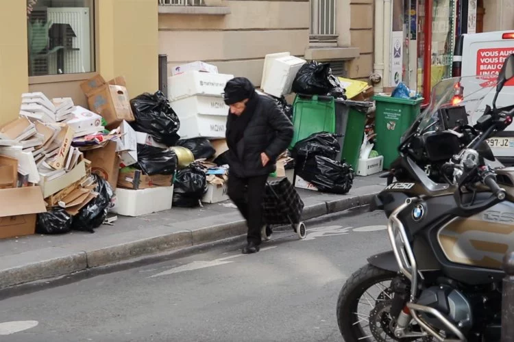 Fransa'da kaldırımlar çöple doldu