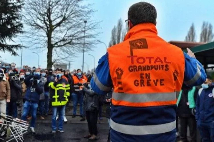 Fransa’da rafinerilerdeki greve "zorla çalıştırma" çözümü