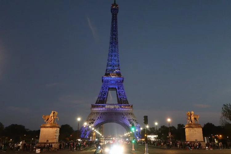 Fransa'dan İsrail'e destek: Eyfel Kulesi, İsrail bayrağının renklerine büründü