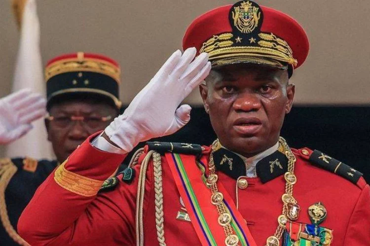 Gabon'da darbe lideri General Nguema geçici devlet başkanı olarak yemin etti