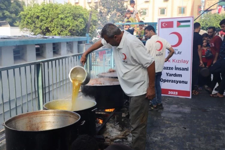 Gazın bittiği Gazze’de Türk Kızılay yemekleri odun ateşinde pişiriyor