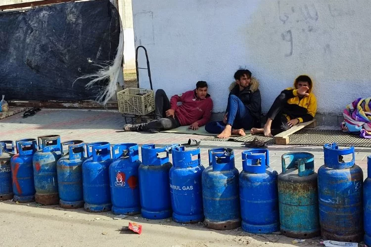Gazze'deki Filistinliler gaz için saatlerce sıra bekliyor