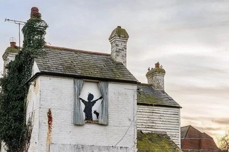 Gizemli sokak sanatçısı Banksy'nin eseri yıkıldı