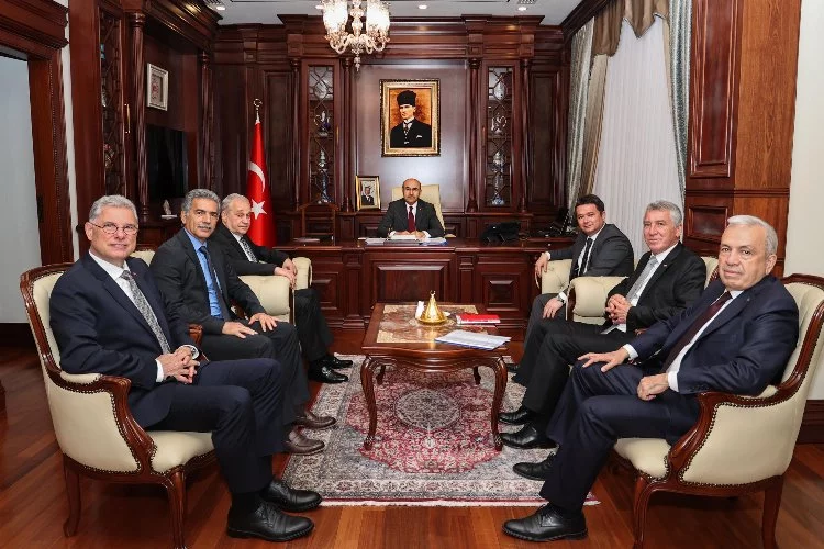 Göreve başlayan belediye başkanları, Vali Mahmut Demirtaş'ı ziyaret etti