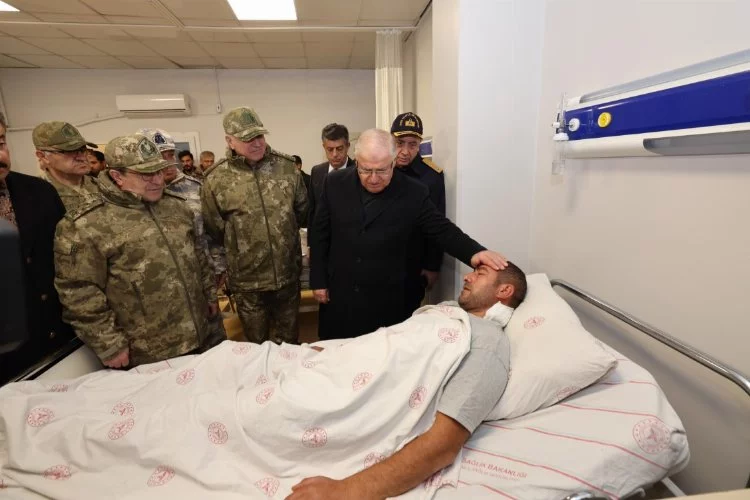 Güler, Şırnak’ta tedavi gören yaralı askerleri ziyaret etti
