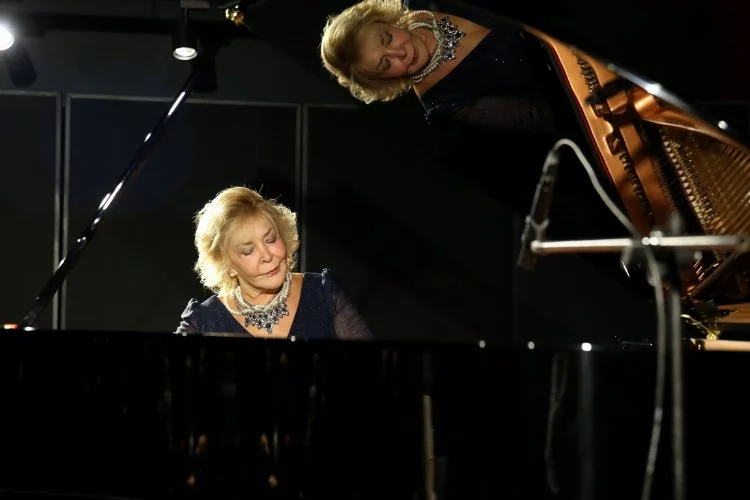 Dünyaca ünlü piyano sanatçısı Gülsin Onay'dan Bursa'da müzik ziyafeti