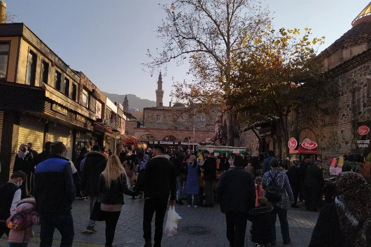 Hafta sonu havalar ısındı, Bursalılar çarşıya akın etti