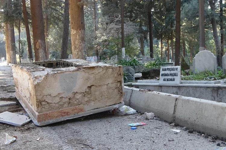 Hatay'da deprem mezarları bile yıktı!