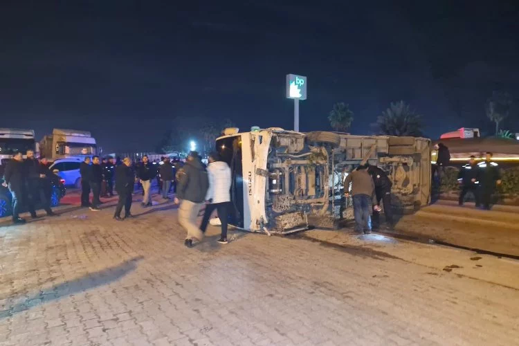 Hatay'da göreve giden polisleri taşıyan midibüs devrildi: 10 yaralı