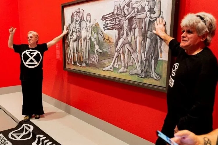 İki iklim aktivisti ellerini Avusturalya'daki Picasso tablosuna yapıştırdı
