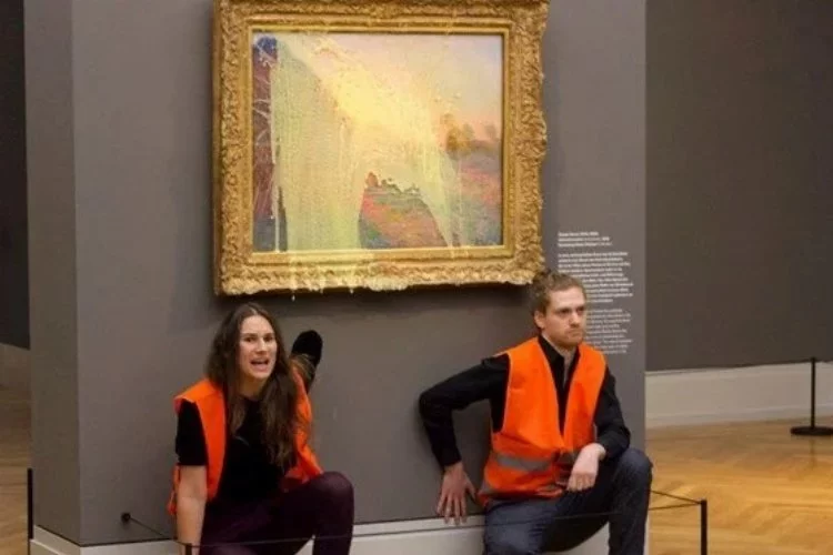 İklim aktivistleri Monet tablosuna patates püresi fırlattı