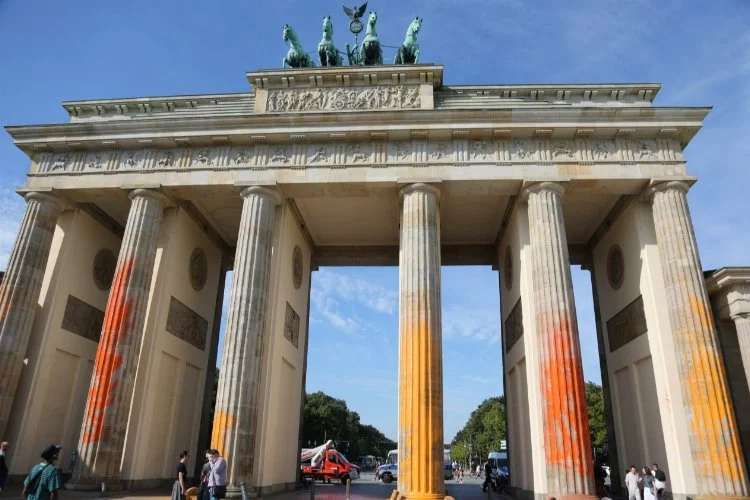İklim aktivistlerinden Brandenburg Kapısı'na boyalı saldırı