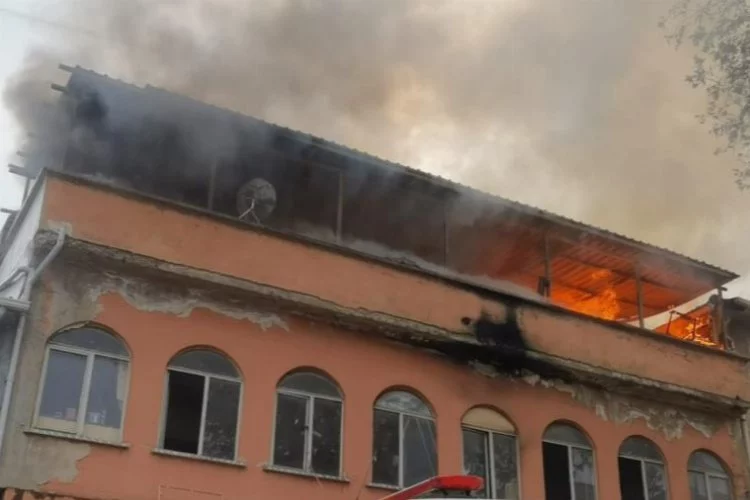İnegöl'de korkutan yangın: İşyerinin yanışını çaresizce izledi