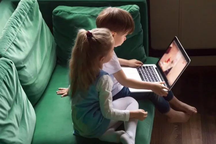 İngiltere’de 4 yaşındaki çocuk video izleyerek 2 dil öğrendi
