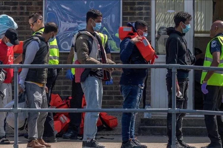 İngiltere düzensiz göçmenleri sınır dışı edecek