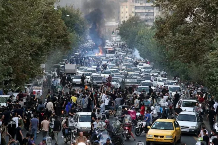 İran’da Amini protestolarına karşı yönetime destek gösterisi