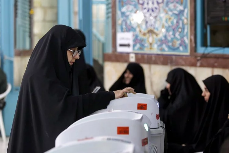 İran’da halk İslami Şura Meclisi seçimlerinin ikinci turu için sandık başında