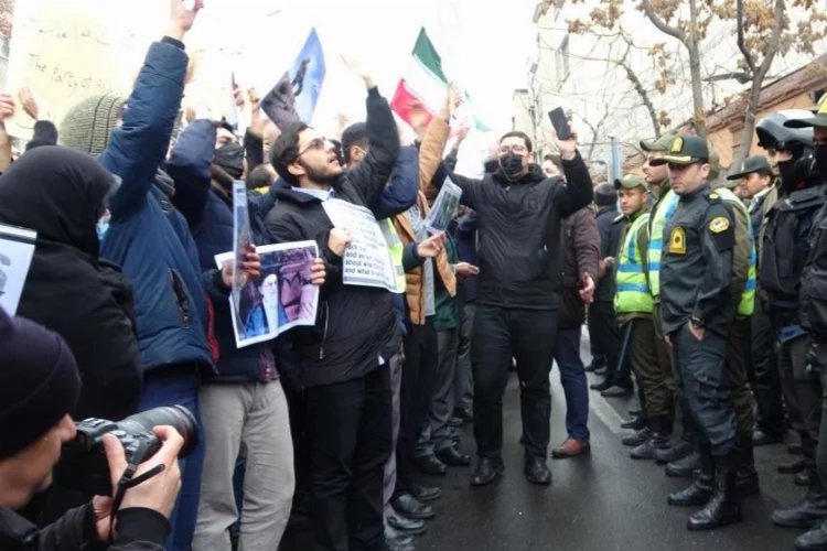 İran'da üniversite öğrencilerinden Fransa karşıtı protesto