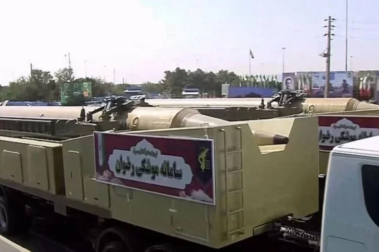 İran, yeni balistik füzesini tanıttı