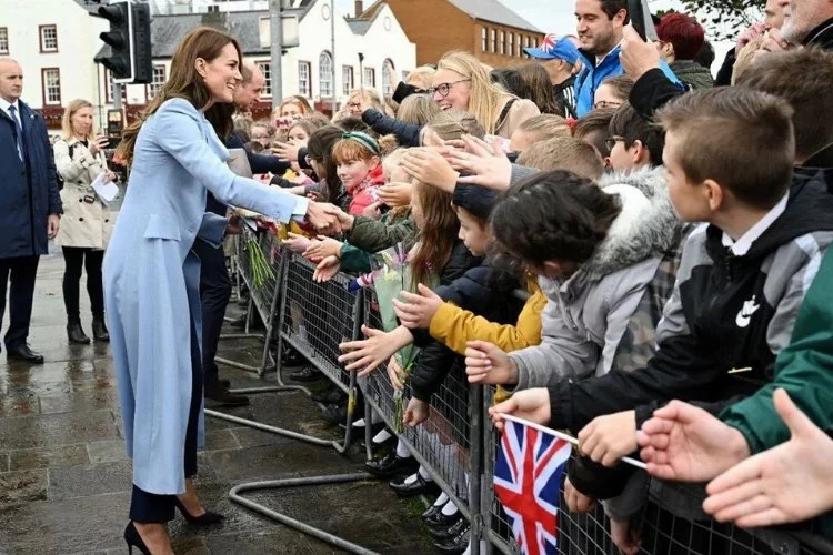 İrlandalı kadın Kate Middleton'ı gözünün içine bakarak protesto etti