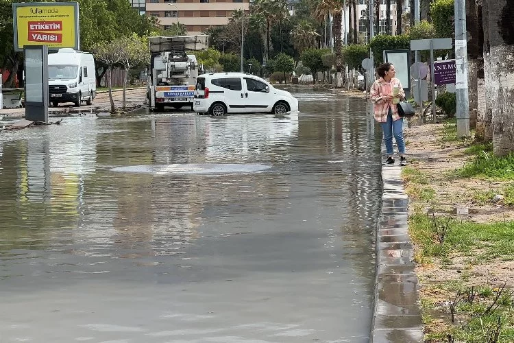 İskenderun'da deniz seviyesi yükselince caddeler suya gömüldü