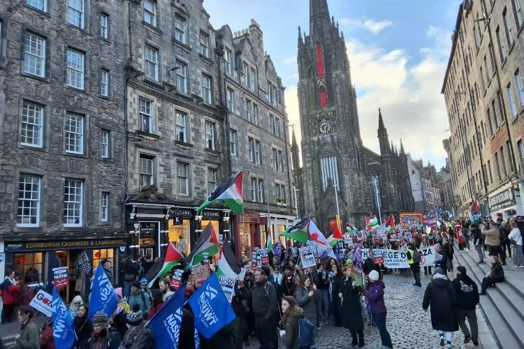 İskoçya’da binler, “Özgür Filistin” sloganları attı