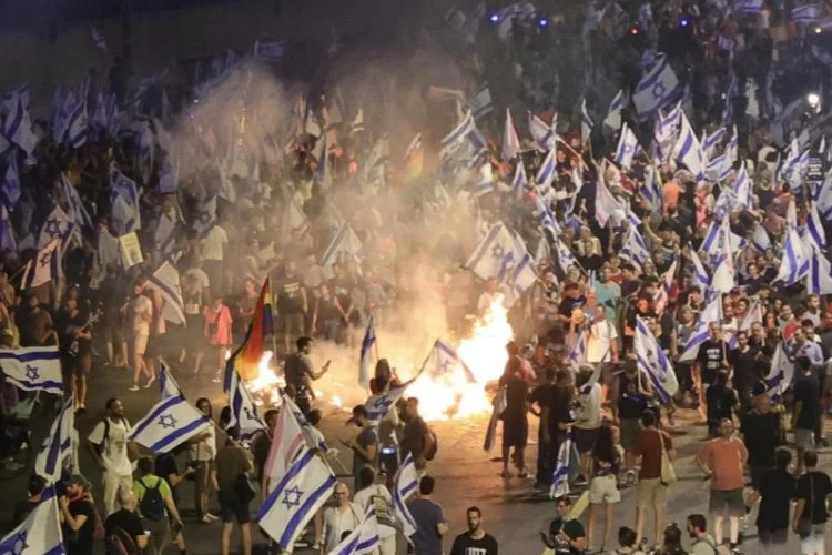 İsrail’de bir sürücü aracıyla protestocuların arasına daldı