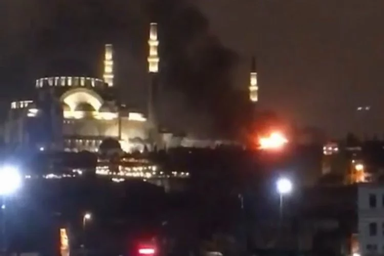 İstanbul'da 3 katlı metruk bina alev alev yandı