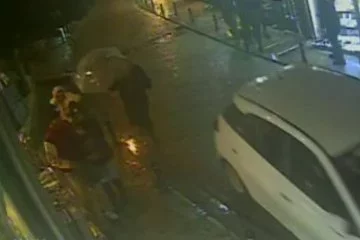 İstanbul'da dehşet: Otomobil yayaların arasına daldı
