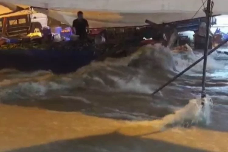 İstanbul'da sel: Servis aracında çalışanlar mahsur kaldı